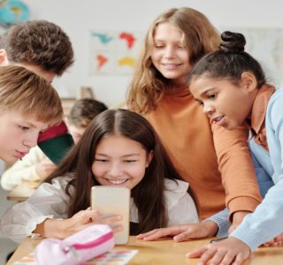 „Handys aus“ – Smartphone-Verbot an Schulen bleibt heißes Eisen